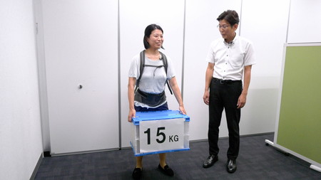 力まなくてもアシストスーツの<br>補助ですっと持ち上げられました